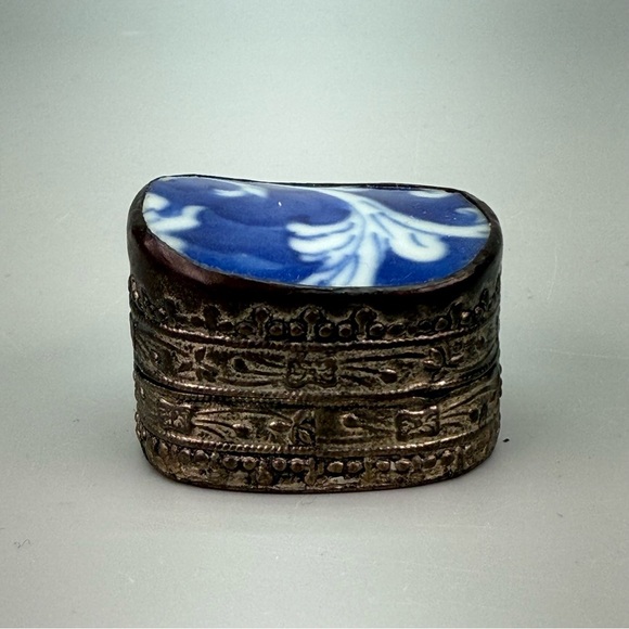 Antique Chinese Porcelain 
Embossed Tin Shard Box - Picture 2 of 12